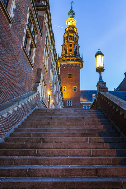 Leiden városháza, csatornák, házak és koornbrug során Alkonyat - Fotó, kép