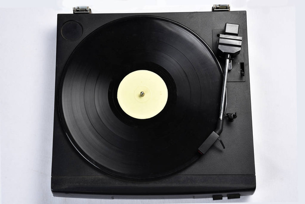 starý vinylový přehrávač na bílém pozadí - Fotografie, Obrázek