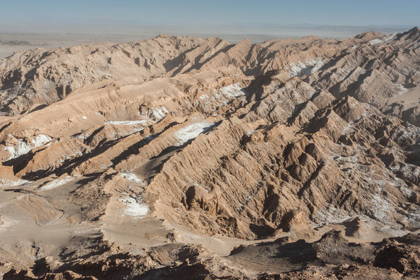 Kilátás a Cordillera de la Sal, fehér só kialakuló sziklák, Saline hegység Atacama sivatagban, Andok-Chile - Fotó, kép