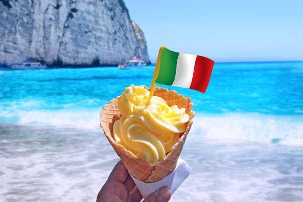 Παγωτό στα παραδοσιακά κόκκινα, λευκά και πράσινα χρώματα της ιταλικής εθνικής σημαίας. Είναι τροπικό φυσικό φόντο. - Φωτογραφία, εικόνα