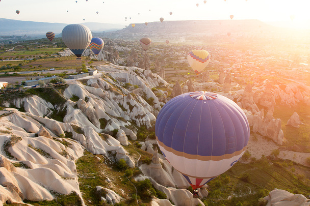 Balloon flight near the rock - Φωτογραφία, εικόνα