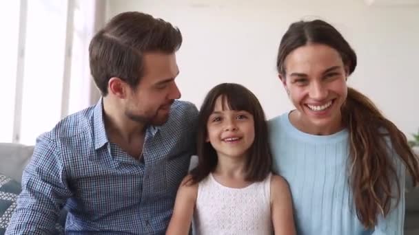 Familia con hija haciendo videollamada chateando con familiares en línea
 - Metraje, vídeo