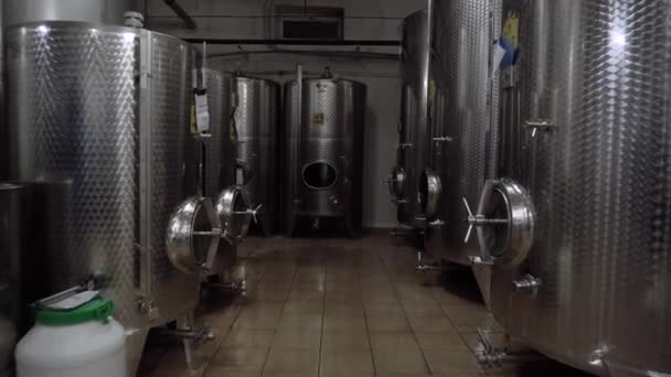 Salón de la fábrica de vino con enormes barricas verticales de acero al vino donde se fermentan las uvas
 - Imágenes, Vídeo