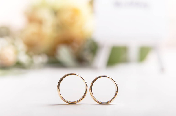 Κοντινό πάνω από χρυσά δαχτυλίδια γάμου για τη διαφήμιση κοσμημάτων - Φωτογραφία, εικόνα