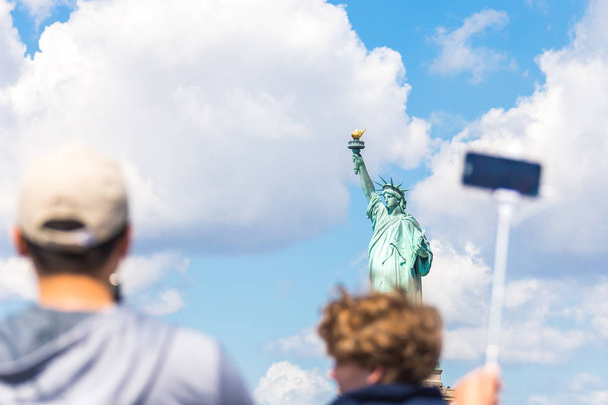 Люди фотографируют статую Свободы, Нью-Йорк, штат Нью-Йорк, США
 - Фото, изображение