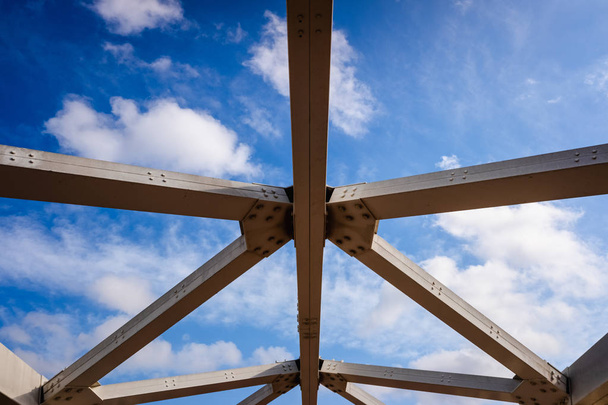 Reforço da estrutura metálica de uma ponte, com ste branco
 - Foto, Imagem