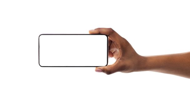 Telefon üres képernyővel fekete női kéz, mockup, izolált - Fotó, kép
