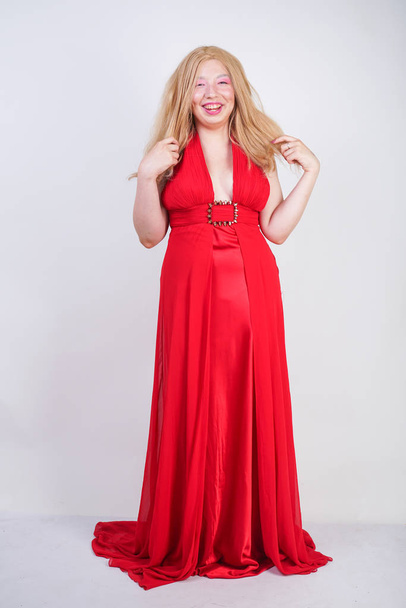 Módní asijský blonďatý model v Rudé kráse dlouhé šaty - Fotografie, Obrázek