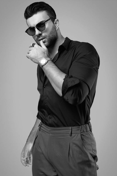 Siyah bir gömlek ve gözlük güzel acımasız tabaklanmış hipster adam - Fotoğraf, Görsel