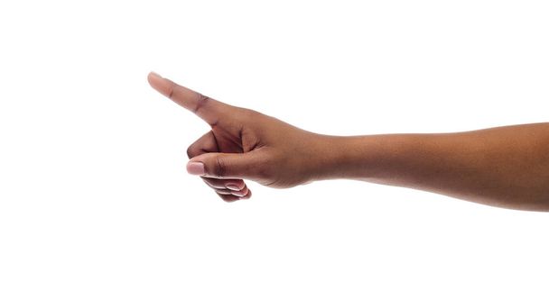 アフロの女性は何かに指を指し、白で隔離 - 写真・画像