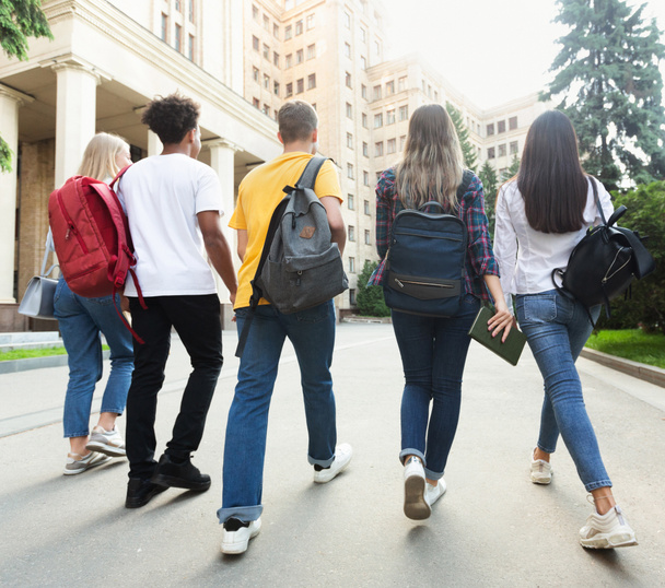 Groupe d'étudiants marchant ensemble sur le campus après les études
 - Photo, image