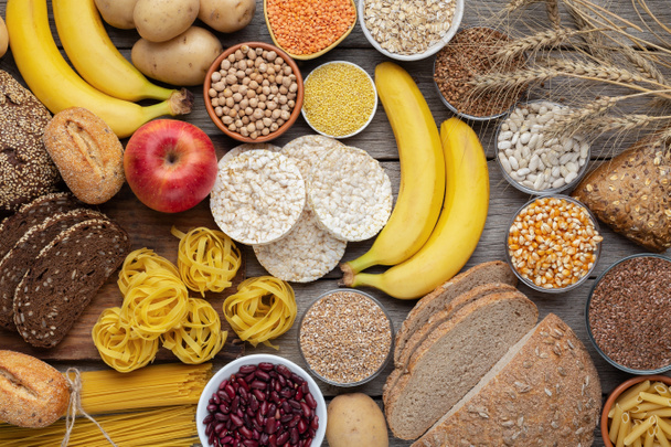 Alimento rico en carbohidratos con pan integral y frutas
 - Foto, imagen