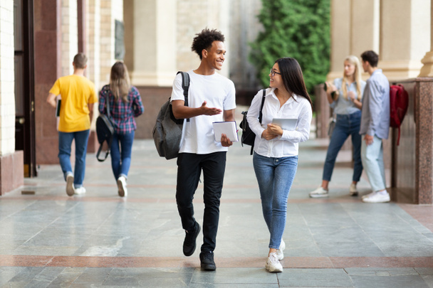 glücklich diverse Studenten zu Fuß in College-Campus - Foto, Bild