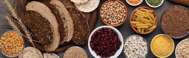 Divers grains, haricots, noix et pain sur fond de bois
 - Photo, image