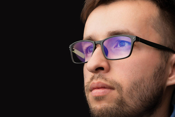 Fiatalember keres futurisztikus okos high-tech szemüveg - Fotó, kép