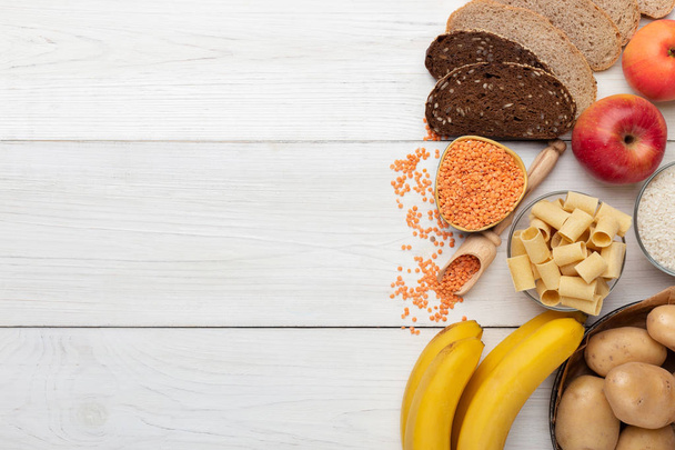 Granos, pan, frutas y verduras sin gluten sobre madera
 - Foto, imagen
