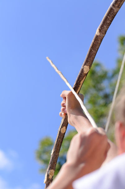 Niño apuntando con una flecha
 - Foto, Imagen