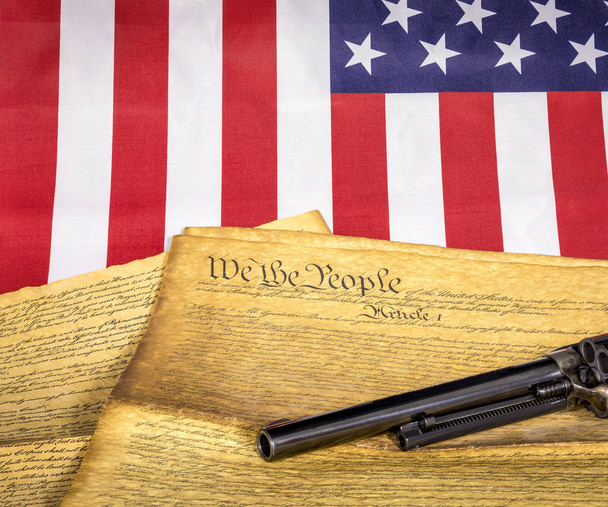 Слова американської конституції і пістолета - Фото, зображення