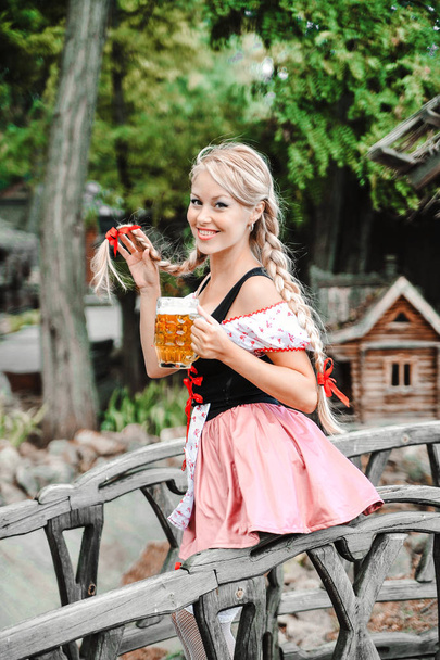 Bella donna caucasica con birra in abito. Festa del festival dell'ottobre
. - Foto, immagini