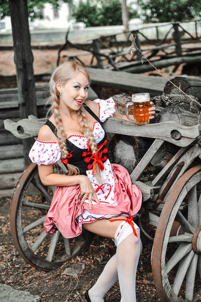 Hermosa mujer caucásica con cerveza en vestido. Festival de octubrefestival
. - Foto, Imagen