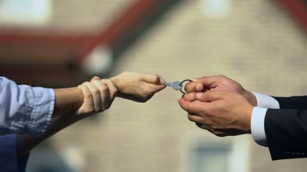 Man en vrouw trekken sleutel van huis, divisie van eigendom na scheiding close-up - Video
