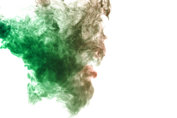 Křivolaková textura je zelená s červeným kouřem na bílém pozadí. P - Fotografie, Obrázek