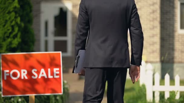 Inexperienced broker crossing fingers behind his back before selling house, luck - Filmmaterial, Video