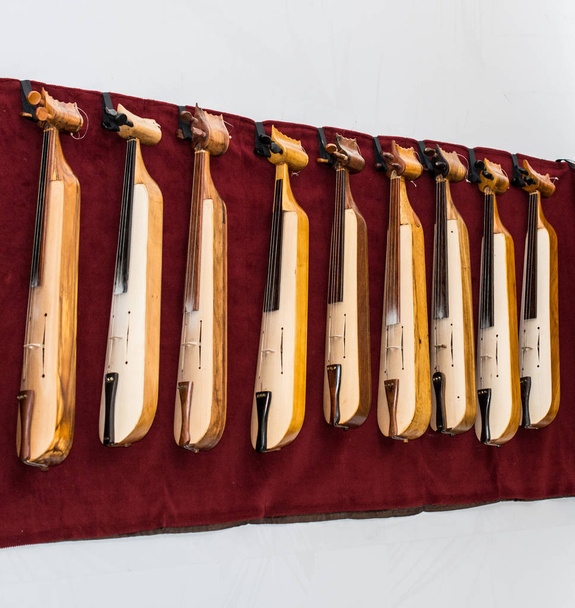Музичні інструменти Кеманьча маленька скрипка грала як віолончель
 - Фото, зображення