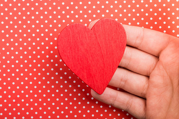 Colore rosso a forma di cuore oggetto in mano
 - Foto, immagini