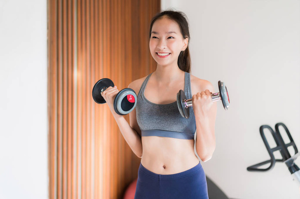 Retrato bonito jovem asiático mulher exercício com aptidão equipar
 - Foto, Imagem