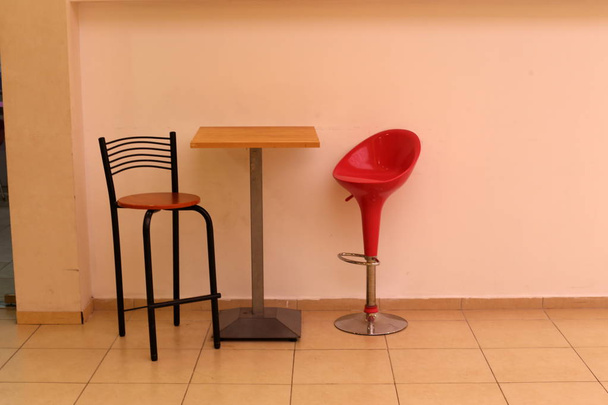 silla y mesa de pie en un café a orillas del Mediterráneo en Israel
  - Foto, Imagen