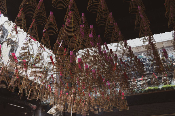 D'énormes encens en spirale suspendus au plafond
 - Photo, image