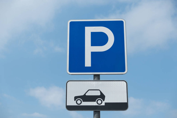 Panneau routier contre le ciel. Lettre blanche P sur fond bleu. Signez "Parking". Jour d'été
. - Photo, image