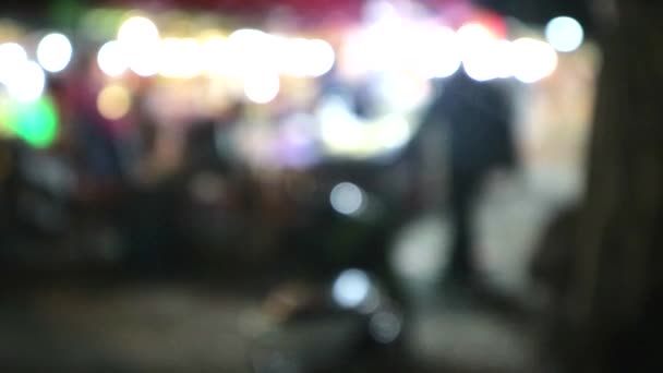 通りと、夜の市場を歩いてのぼかし - 映像、動画