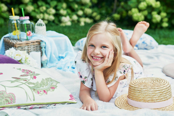 夏のピクニックで庭の女の子 - 写真・画像
