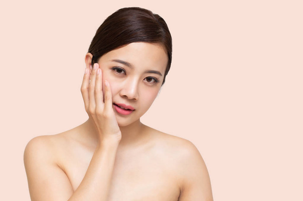 Mulher asiática bonita feliz com cara fresca limpa da pele, tratamento facial e conceito do spa do cosmetology
 - Foto, Imagem