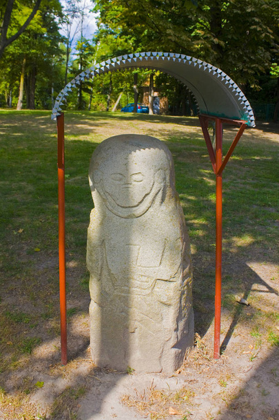 Pereyaslav-Khmelnitsky, Ucrania - 25 de julio de 2019: Stone Woman (Kurgan stelae or statue menhirs) in Open-air Museum of Folk Architecture and Life of the Middle Dnieper in Pereyaslav-Khmelnitsky
 - Foto, Imagen