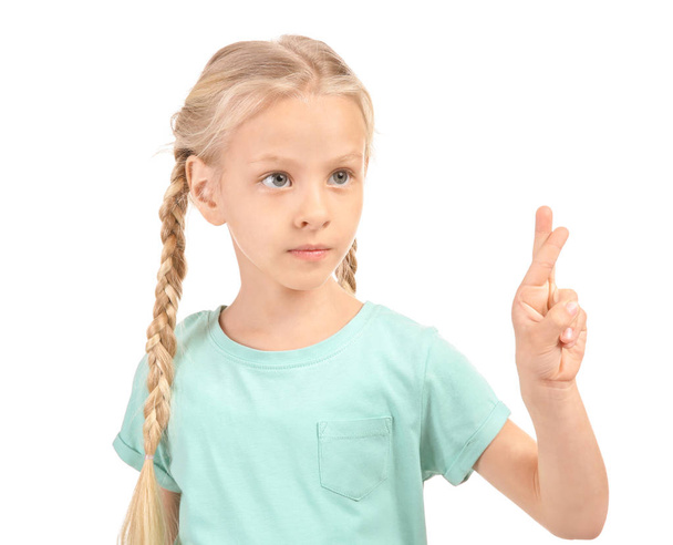 Μικρό κωφό κορίτσι που χρησιμοποιεί νοηματική γλώσσα σε λευκό φόντο - Φωτογραφία, εικόνα