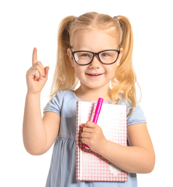 Portrét chytré malé holčičky s Zvedaný ukazováčkem na bílém pozadí - Fotografie, Obrázek
