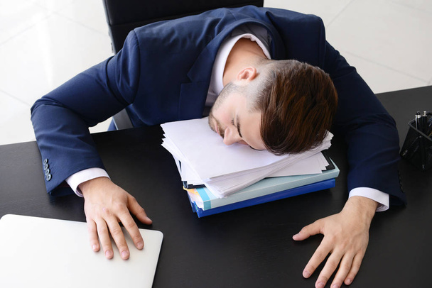 уставший бизнесмен спит в офисе - Фото, изображение