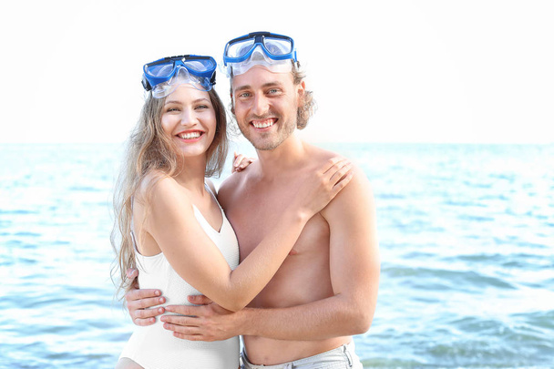 Felice giovane coppia con maschere snorkeling in località balneare
 - Foto, immagini
