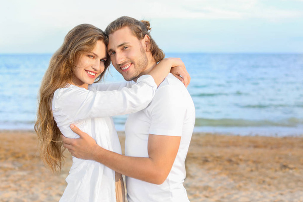 Boldog, fiatal pár tengeren resort - Fotó, kép
