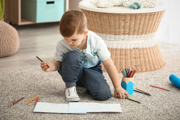 Cute little boy drawing at home - Fotoğraf, Görsel