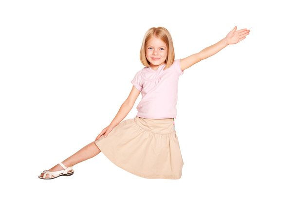 μικρό κορίτσι χορό. απομονωθεί σε λευκό - Φωτογραφία, εικόνα
