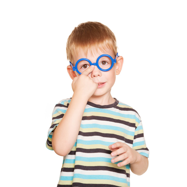 小さな男の子は、彼のメガネを調整します。白で隔離されます。 - 写真・画像
