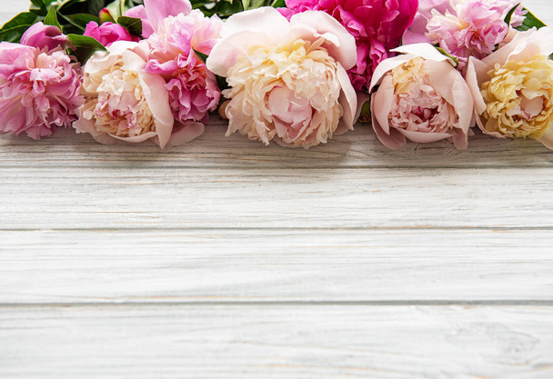 achtergrond met roze pioenrozen - Foto, afbeelding
