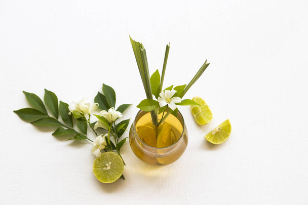 咳痛いミックスローズティー、レモンアレンジフラットレイスタイル、フラワージャスミン、レモンスライス、背景にバラを背景に乾燥したローズのための自然なハーブの健康的な飲み物 - 写真・画像