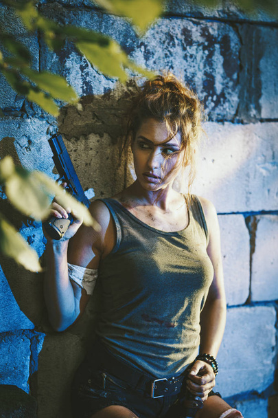 Fiatal női különleges erők gazdaság fegyvert, és felkészülnek a támadás az elhagyott romok - Fotó, kép