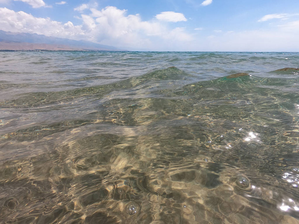 La textura del agua clara con fondo arenoso. Fondo natural natural. Turismo y viajes
 - Foto, imagen