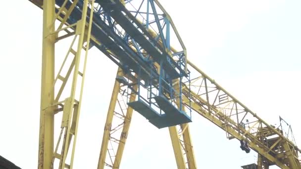 soportes de grúa pórtico con cabina en obra
 - Metraje, vídeo